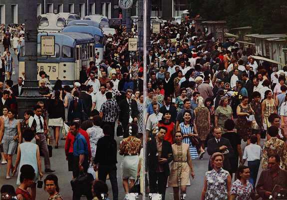 Фотоальбом Москва. Moscow. Moscou. Moskau / Составитель и худ. редактор П. Зубченков. М., [1977].